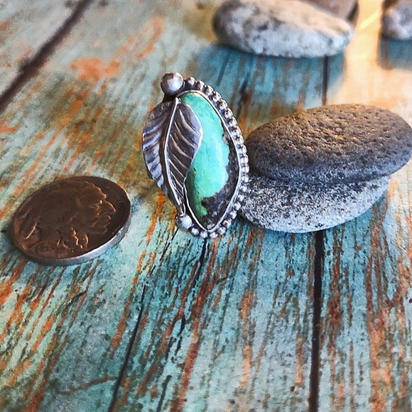 Vintage Green Turquoise and Sterling Silver Ring - Picture 5 of 9
